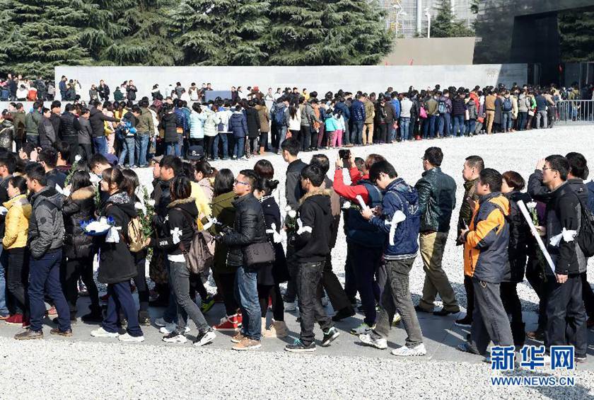  12月14日,参观者在排队进入纪念馆展馆参观。新华社记者孙参摄