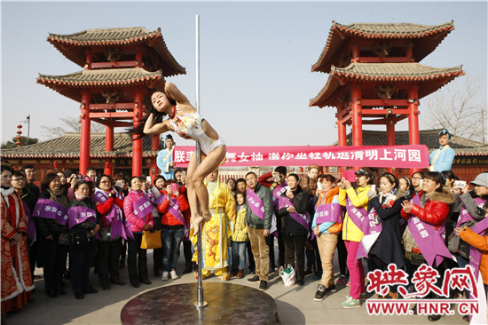 90后“钢管舞女神”乘高铁现身清明上河园,近千人围观