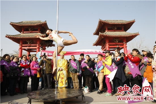 90后“钢管舞女神”乘高铁现身清明上河园,近千人围观