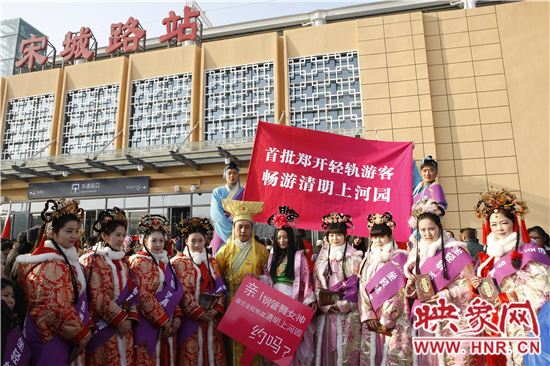 90后“钢管舞女神”乘高铁现身清明上河园,近千人围观