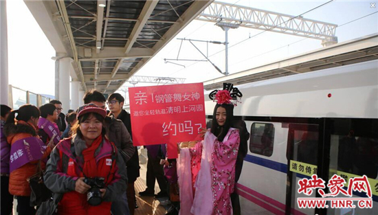 90后“钢管舞女神”乘高铁现身清明上河园,近千人围观