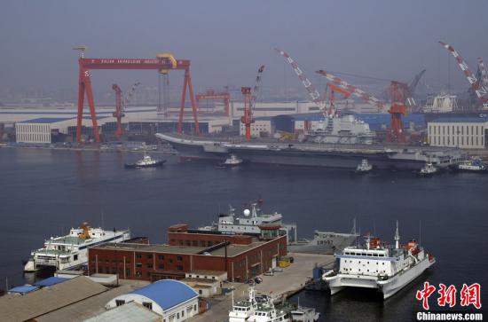 8月30日9时30分许，中国航母平台在经过第十次海试后，平稳地停靠在辽宁大连港码头。