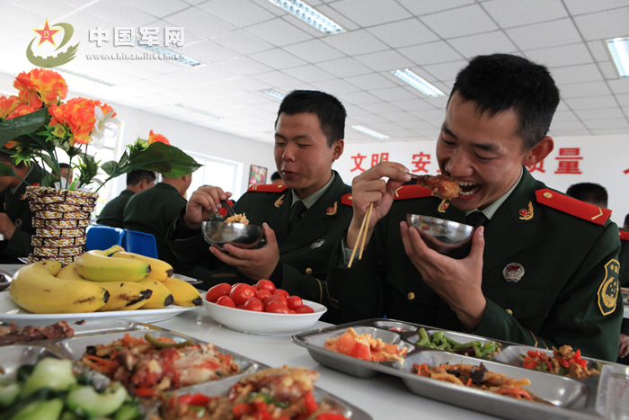 武警伙食费涨三元：平时5菜1汤周末8菜大会餐