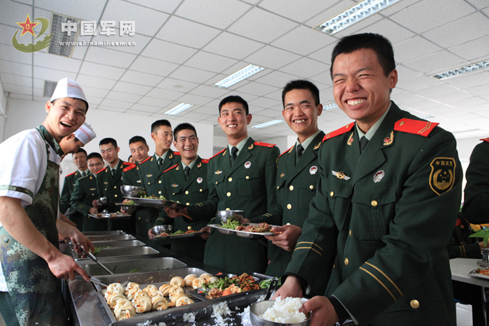 武警伙食费涨三元：平时5菜1汤周末8菜大会餐