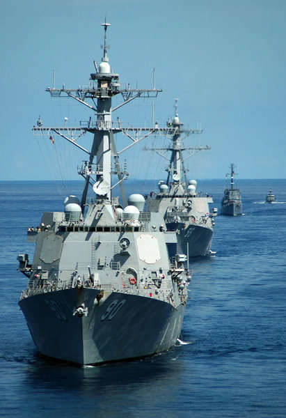 资料图:美军宙斯盾驱逐舰“查菲”号(DDG 90) 、约翰·麦凯恩(DDG 56)号。