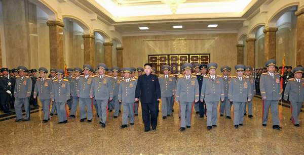 朝鲜最高领导人金正恩于15日零时率领朝鲜军方高级干部参拜了安置金日成和金正日遗体的锦绣山太阳宫。