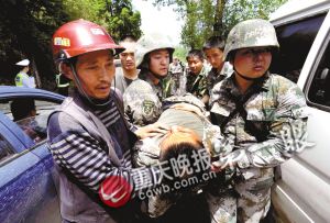军民在抢救翻车坠河战士。