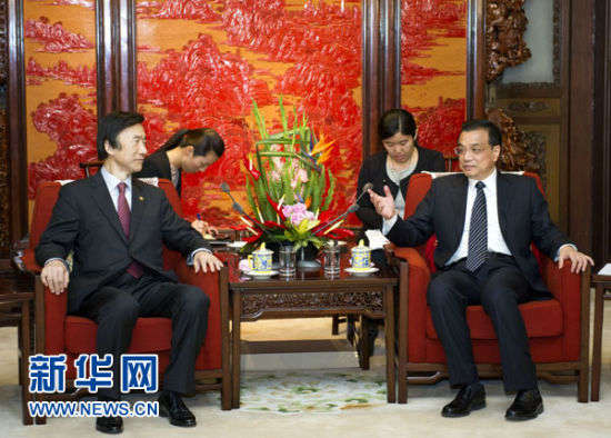  4月24日，中国国务院总理李克强在北京中南海紫光阁会见来访的韩国外交部长官尹炳世。新华社记者谢环驰摄