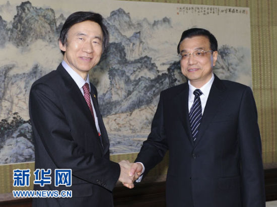 　 4月24日，中国国务院总理李克强在北京中南海紫光阁会见来访的韩国外交部长官尹炳世。新华社记者谢环驰摄