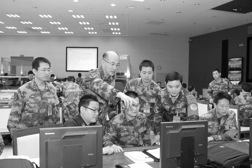 胡晓峰（后排左二）与团队在演习大厅（科学报 段文君摄）