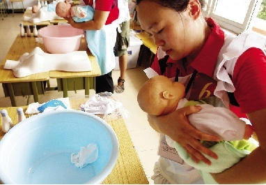 郑州初级月嫂起步4000元 80后生育高峰造就繁荣