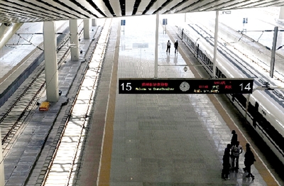 停在站台上开往武汉的客车已按时发车试运行。