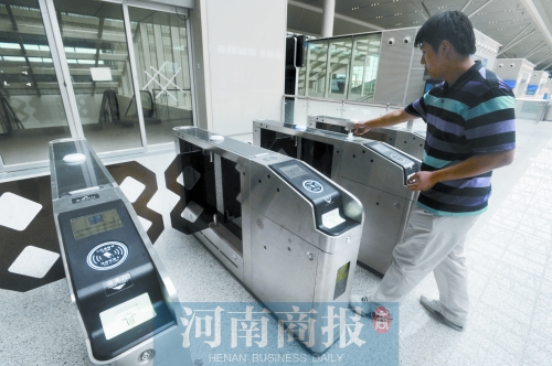 如果是网上订票，可以在检票闸机上直接刷二代身份证 河南商报记者 邓万里/摄
