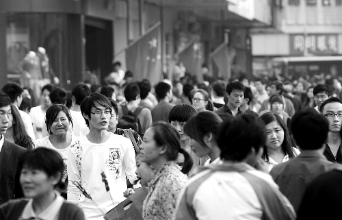 8天长假中，逛街购物的人数激增，郑州市德化步行街上“人潮汹涌” 河南商报记者 王春胜/摄