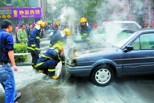 消防人员正为自燃的汽车灭火