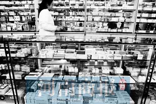 　郑州不少药店，也会把价格低的药品放下层，价格高的放在醒目位置