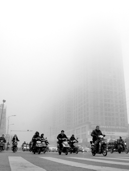 昨日河南30余市大雾预警 郑州经开区再飘雪