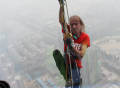 法国蜘蛛人成功爬上388米高中原福塔