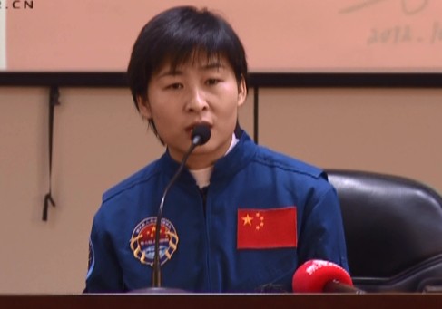 中国首位女航天员刘洋回访母校郑州三中