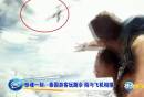 泰国游客玩跳伞 险与飞机相撞
