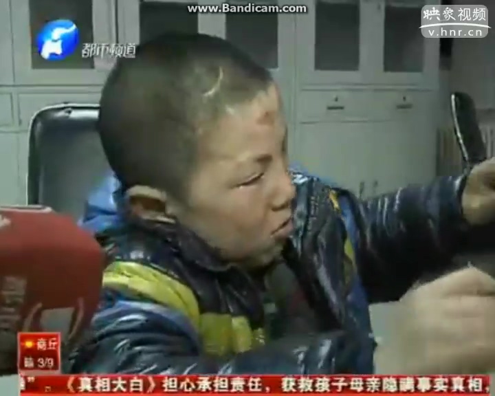 好心司机拾男童 竟在公交车抽烟
