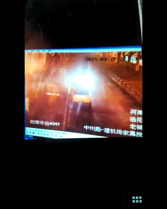 洛阳中州路深夜三辆轿车争相“接吻”