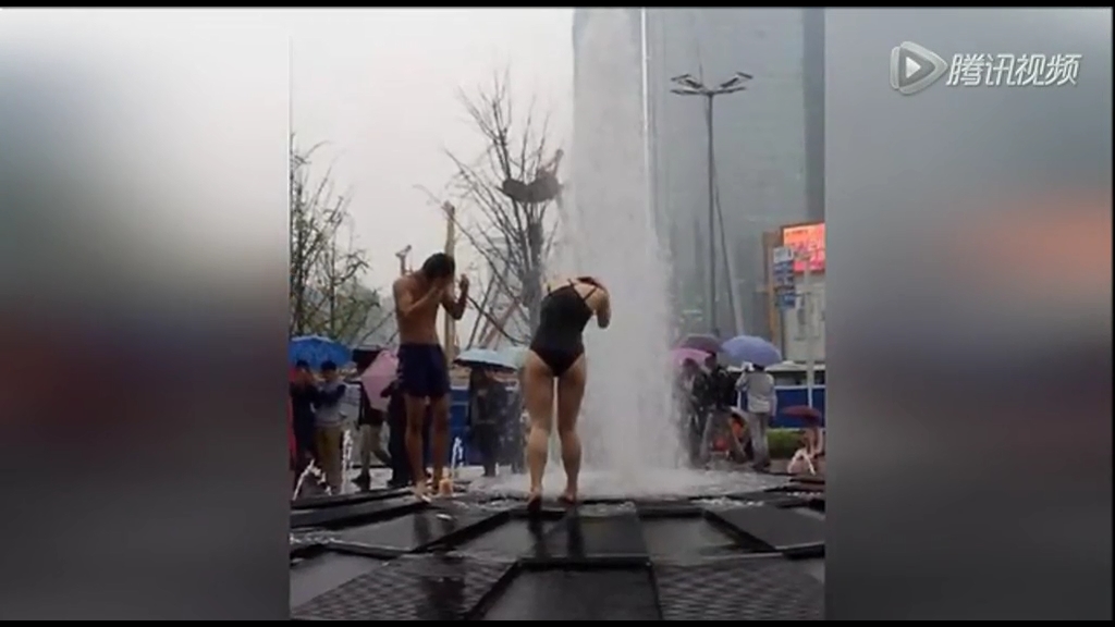 武汉一男女坐广场喷泉出水口 当众洗澡10分钟