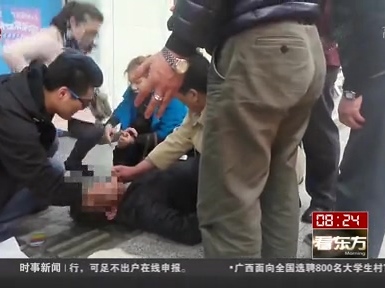 上海地铁车厢一名乘客突发癫痫晕倒 众人相救