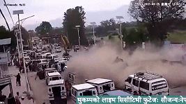 实拍！尼泊尔大地震发生时街道路面的情况