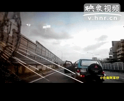 实拍台湾男子猛砸女司机车窗