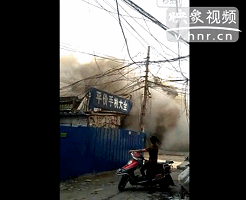 实拍郑州城中村楼房爆破过程