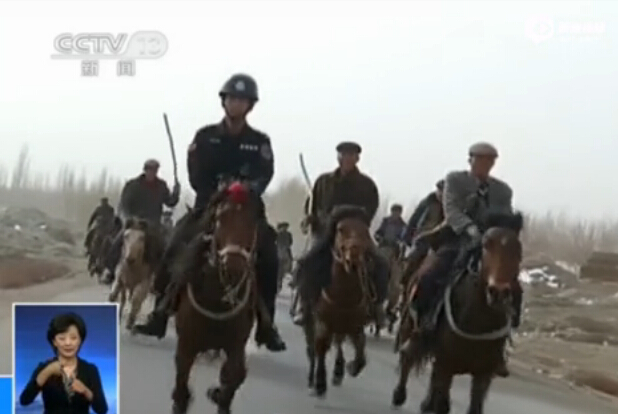 实拍新疆上万农民搜山围捕暴恐分子 骑马持农具