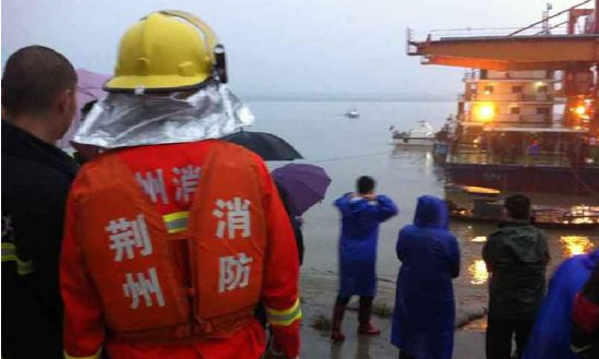 载有458人客轮在长江湖北段倾覆 目前400余人下落不明