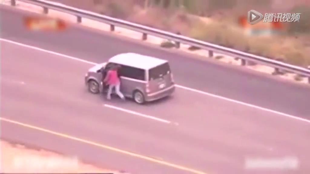 美国大妈与7辆警车飚车 360度掉头挑衅警察
