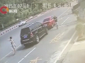 女司机涉嫌违章被拦截 怒打执法队员
