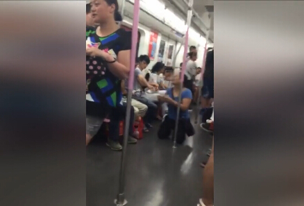女子地铁乞讨熊抱乘客