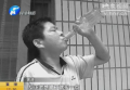 男子爱酗酒 一口气一瓶