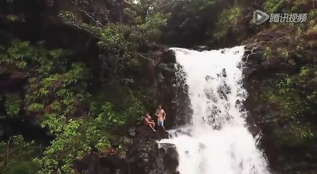 航拍男子在瀑布上戏水 眨眼间被滚滚山洪冲走