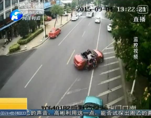 宝马司机毒驾失控撞上电动车