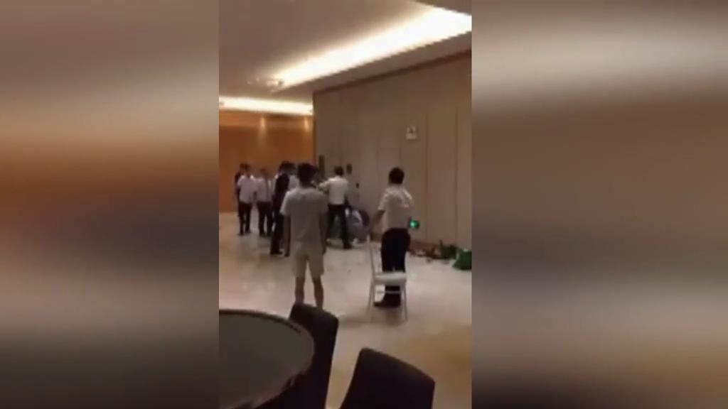 一女子在东莞五星级酒店遭群殴