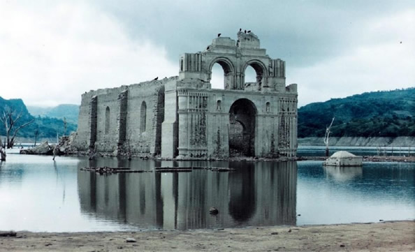 墨西哥：古教堂遗址因干旱浮出水面