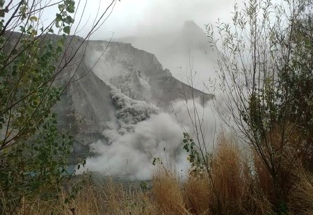 阿富汗7.8级强震引发山体滑坡 山石瞬间崩落