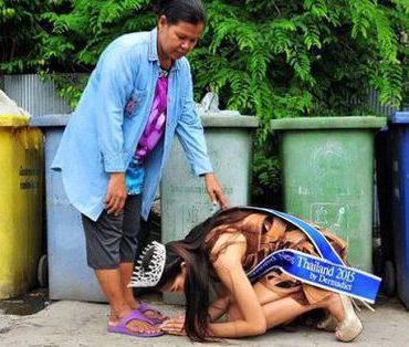 泰国：17岁少女选美夺冠 跪谢拾荒母亲