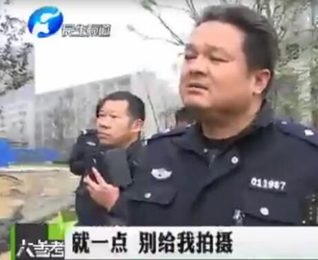 楼盘起大火 调查遭民警阻挠