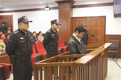 司机7分钟看39次手机 撞死路人获刑