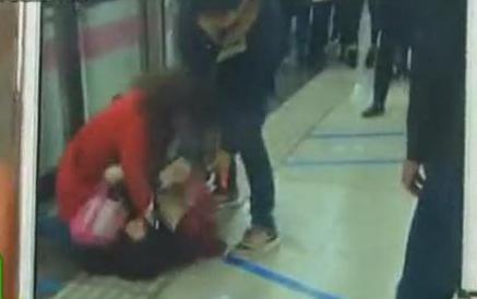 两女互殴 地铁里上演“武林风”