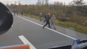 实拍匈牙利卡车司机开车撞向难民瞬间