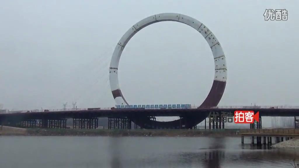 实拍郑州建巨大圆环桥像外星建筑