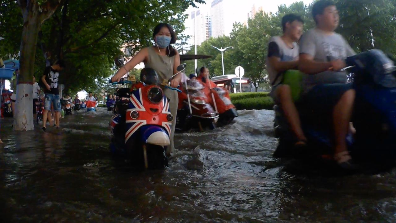 一场大雨中原路变成“中原河” 那浪打的...