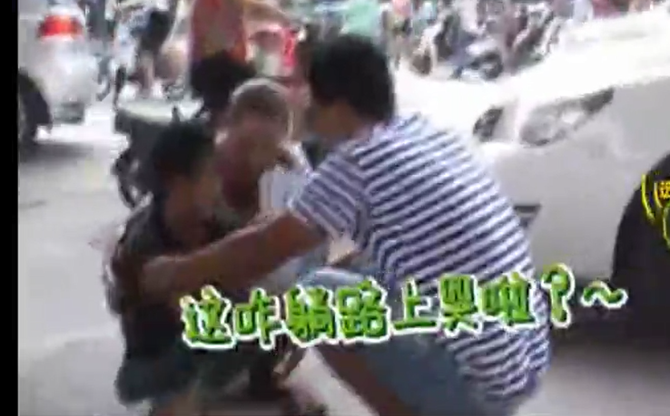 郑州遍地报童路口敲车窗卖报频被撞